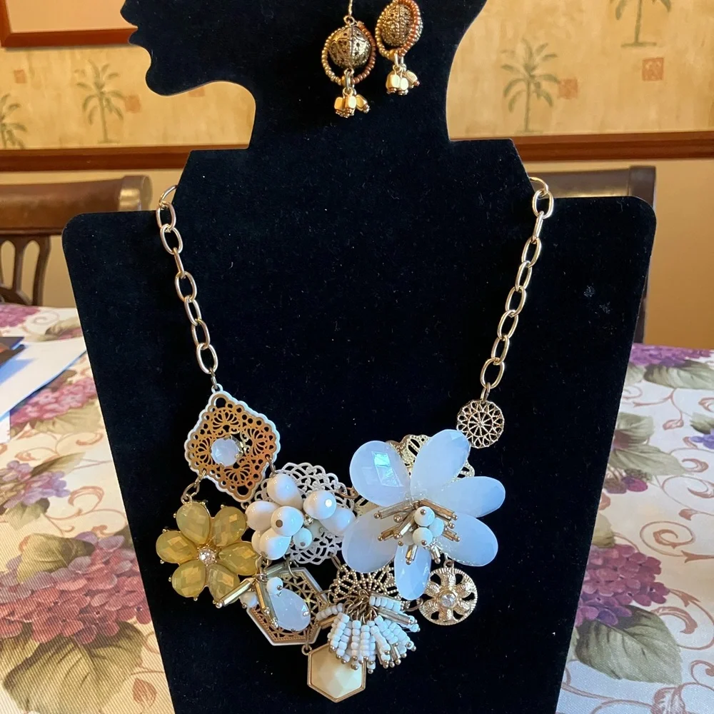 ———SOLD———-____\OPULENT FLORAL NECKLACE - Picture 2 of 12